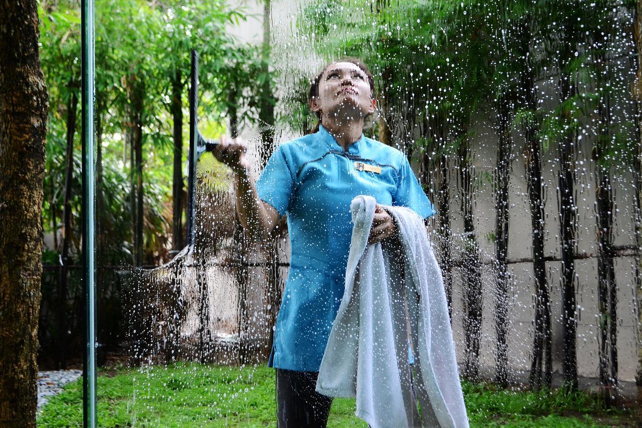 Fusion Suites Phuket Patong Bagian luar foto A woman showering outdoors