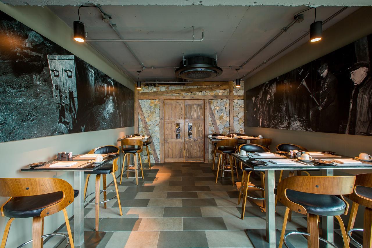 Fusion Suites Phuket Patong Bagian luar foto Interior of the restaurant
